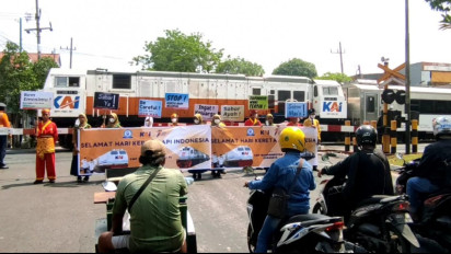 Hari Kereta Api Nasional, Puluhan Siswa SMP di Surabaya Kampanye Simpatik Keselamatan di Perlintasan Kereta Api