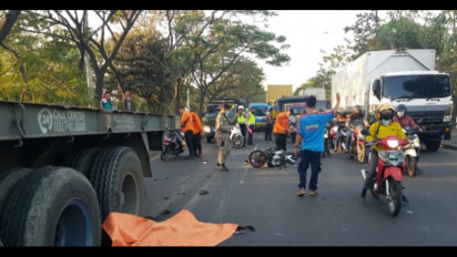 Buru-Buru Pulang Kerja, Pemotor Tewas Tergilas Truk Trailer di Jalan Margomulyo Surabaya
