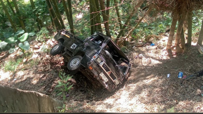 Selip Akibat Tumpahan Solar Mobil Pick Up Terjun ke Jurang di Songgoriti Batu
