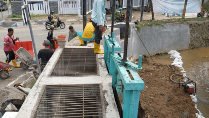 Pasca Banjir di Pacitan, Petugas Bersihkan Sampah Sungai dan Drainase yang Tersumbat