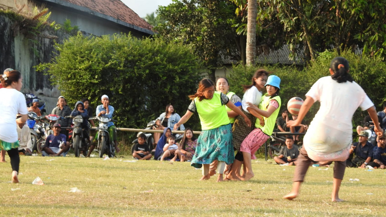 Bikin Ngakak, Pertandingan Sepak Bola Emak-emak Berdaster Diadakan di Lumajang
            - galeri foto