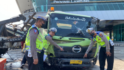 Diduga Rem Blong, Truk Muatan Semen Tabrak Tembok Pembatas Parkir di Dermaga Executive Pelabuhan Bakauheni