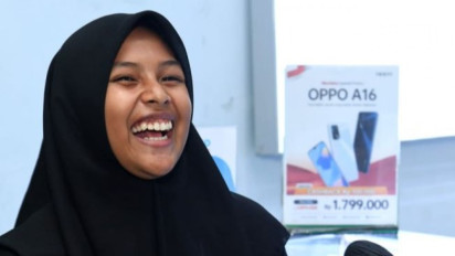Seorang Siswi SMA di Sulawesi Tenggara Menerima Sebuah HP dari Presiden Joko Widodo