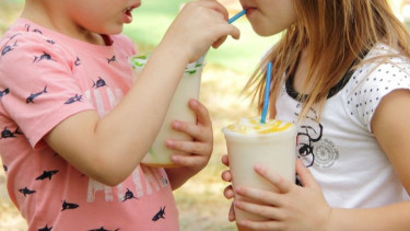 Ikuti Cara ini, Jika Anak Tak Suka Minum Air Putih