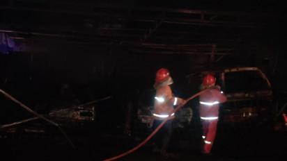 Bengkel mobil terbakar hebat, empat unit mobil ludes terbakar