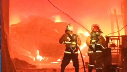 Diduga Arus Pendek Listrik, Gudang Rosok Di Kota Madiun Ludes Terbakar