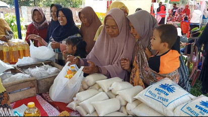 Ratusan Warga Temanggung Berdesakan Berebut Paket Sembako Murah
