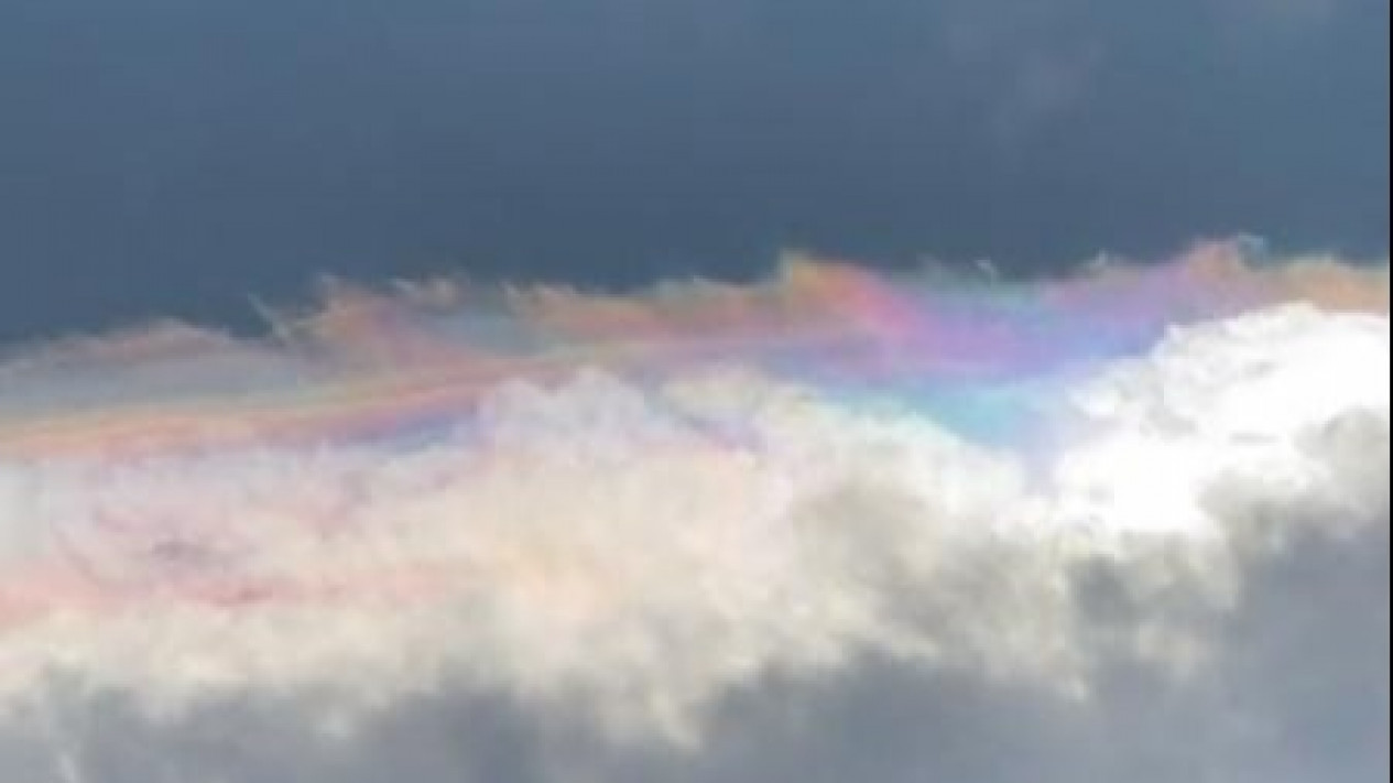Heboh! Fenomena Langka Pelangi Api di Aceh Timur Selimuti Awan, Begini Penjelasan BMKG
            - galeri foto