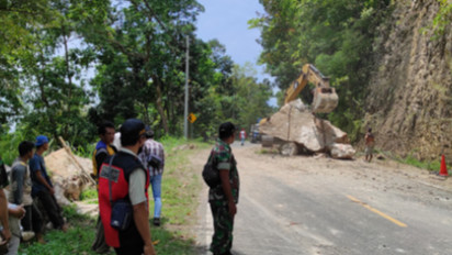 Batu Berdiameter 6 Meter Longsor, Tutup Jalan Utama Pacitan-Solo