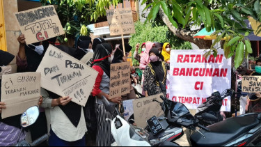 Unjuk Rasa Puluhan Emak-Emak di Blora Tuntut Penutupan Lokasi Karaoke Cumpleng Indah