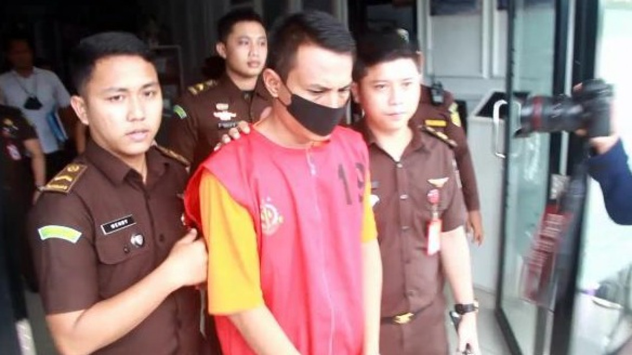 Polres Lampung Tengah Limpahkan Berkas Perkara Polisi Tembak Polisi ke Kejaksaan
            - galeri foto