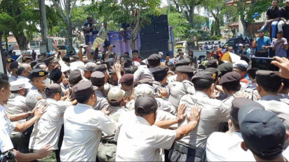 Unjuk Rasa Ratusan Petani Tembakau di Pamekasan Madura Berakhir Ricuh