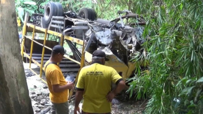 Akibat Sopir Mengantuk, Truk Tanpa Muatan Terjun Ke Sungai, 2 Orang Alami Luka-Luka