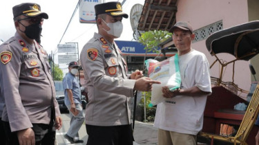 Polres Kebumen Bagikan 2 Ton Beras pada Masyarakat Terdampak Kenaikan Harga BBM