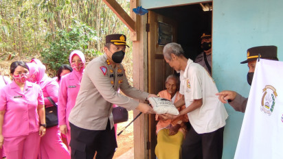 Polres Purworejo Salurkan Bantuan Beras, Sasar Lansia dan Pengemudi Angkutan Umum