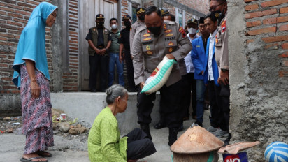 Polres Demak Bagikan Sembako pada Warga dan Nelayan Terdampak Kenaikan Harga BBM