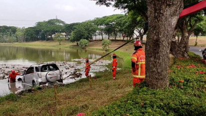 Diduga Sopir Mengantuk, Sebuah Mobil Masuk Danau di Citraland Surabaya, Satu Keluarga Selamat