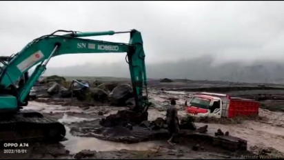 Truk Penambang Pasir Kembali Terjebak Banjir Lahar Hujan Gunung Semeru