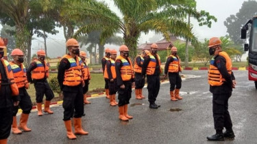 100 Personel Brimob Polda Sumatera Utara Dikerahkan untuk Membantu Korban Gempa