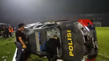 Sebuah mobil polisi terbalik akibat kericuhan usai pertandingan BRI Liga 1 antara Arema melawan Persebaya di Stadion Kanjuruhan, Malang, Jatim, Minggu (2/10/2022).