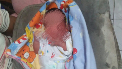 Heboh! Bayi Laki-Laki Ditemukan Terdampar di Teras Rumah Warga di Jambi