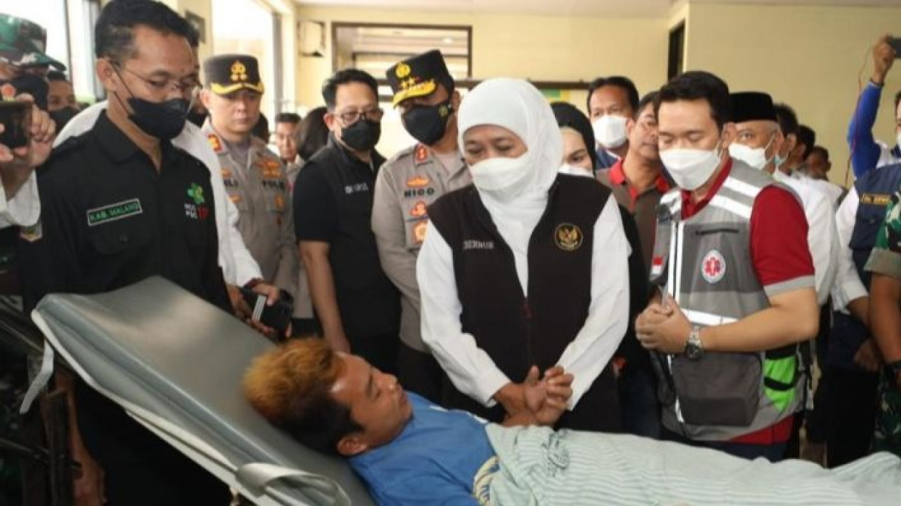 Tinjau Kondisi Para Korban Tagedi Kanjuruhan di RSSA, Khofifah Berharap Kerusuhan di Stadion Kanjuruhan Tidak Terulang
            - galeri foto