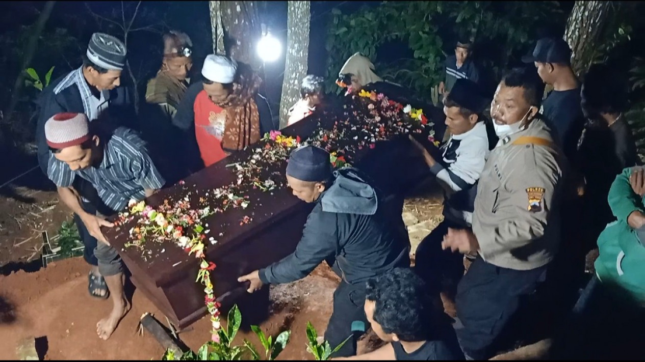 Jenazah Gadis yang Diduga Menjadi Korban Pembunuhan Dimakamkan Pihak Keluarga
            - galeri foto