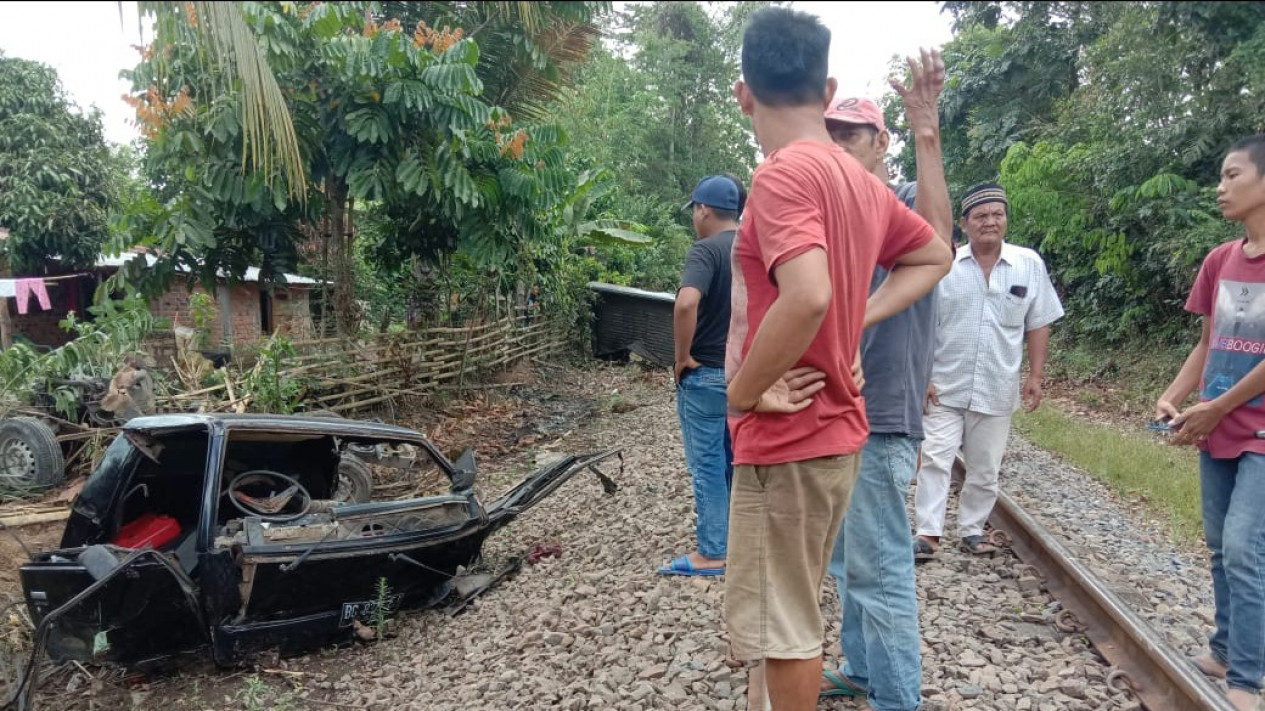 Ibu dan Bayi 2 Bulan di Lahat Tewas Usai Mobil yang Ditumpanginya Dihantam Kereta Api
            - galeri foto