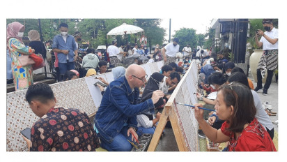 Hari Batik Nasional, Wisatawan hingga Bule di Malioboro Ikuti Membatik Massal
