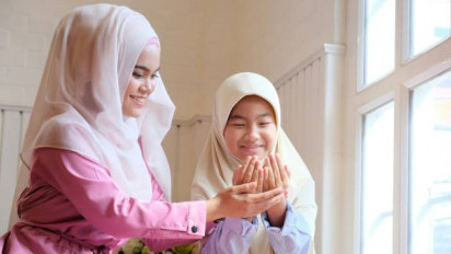 Ingin Jadi Anak Soleh dan Soleha? Habib Novel Sebut Jangan Berhenti Mendoakan Orang Tua, Berikut Kumpulan Doanya