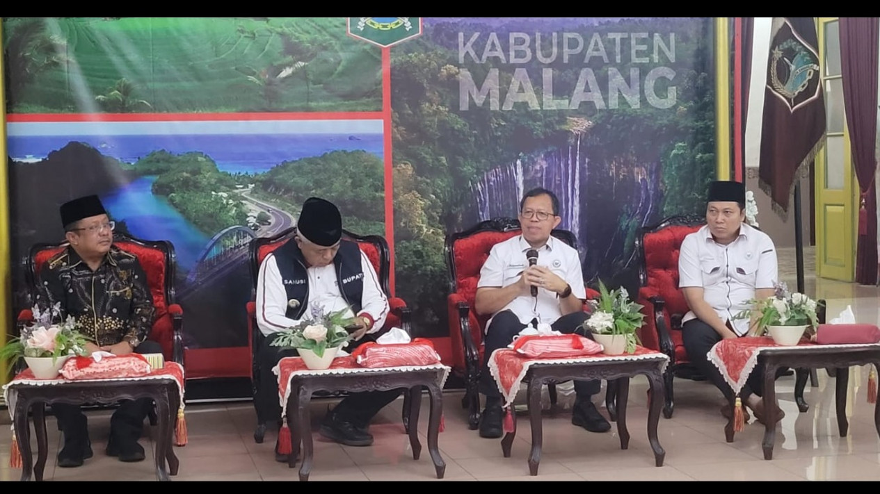 Kompolnas dan Komnas HAM Audiensi dengan Bupati Kabupaten Malang Bahas Tragedi Kanjuruhan
            - galeri foto