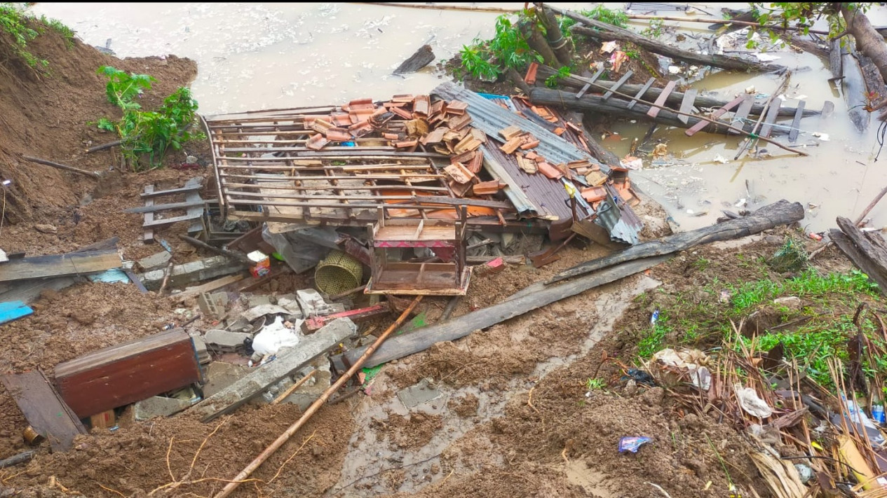 Empat Rumah Warga Hancur Akibat Longsor Tepian Sungai Musi
            - galeri foto