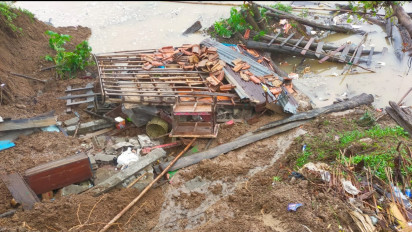 Empat Rumah Warga Hancur Akibat Longsor Tepian Sungai Musi