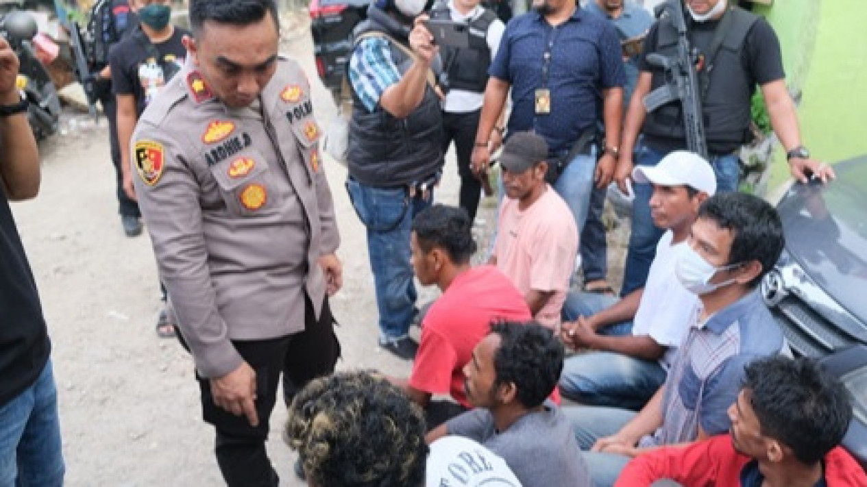 Polsek Cengkareng Gerebek Kampung Ambon, Tangkap 8 Pengedar Sabu yang Meresahkan Warga
            - galeri foto