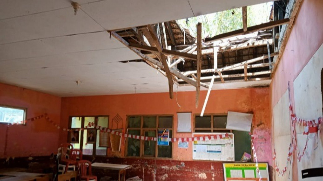 Atap Sekolah SDN 1 Bunisari Garut Ambruk Saat KBM, 4 Siswa Terluka Tertimpa Material
            - galeri foto
