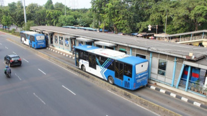 JakLingko Minta Maaf Kebijakan Baru Tap Out di Halte TransJakarta Sebabkan Antrean Panjang