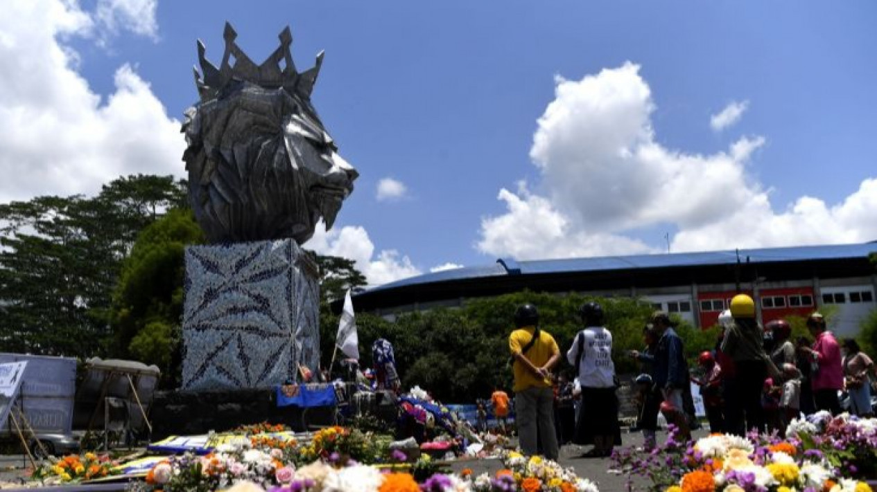 Keras, Sanksi Seumur Hidup untuk Ketua Panitia Pelaksana Pertandingan Arema FC
            - galeri foto