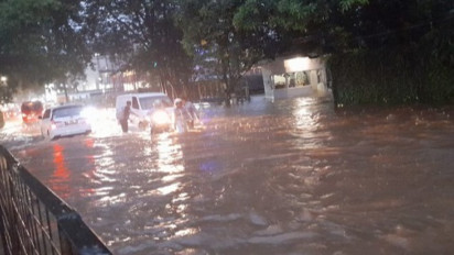 Banyak Pengendara Terjebak Akibat Banjir Melanda Jalan Puri Mutiara VII Cipete Selatan