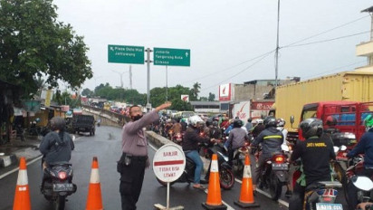 Polisi Urai Kemacetan Jalan Gatot Subroto Cibodas Tangerang Akibat Banjir