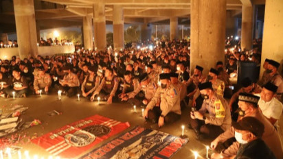 Lautan Suporter Ultras Gresik Nyalakan Ribuan Lilin dan Doa Bersama untuk Korban Tragedi Kanjuruhan