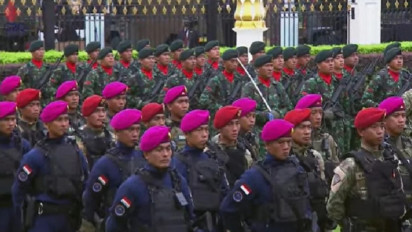 Presiden Joko Widodo Pimpin Upacara Peringatan HUT TNI ke-77