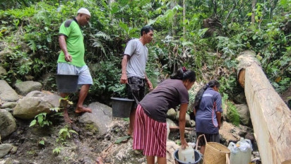 Demi Air Bersih Warga di Sikka Harus Berjalan Sejauh Satu Kilometer, Warga: Sudah Puluhan Tahun Kami Begini