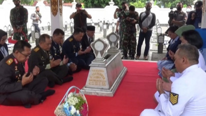 Peringati HUT TNI ke-77, Prajurit Korem 072 Ziarah Makam Pangsar Jenderal Soedirman