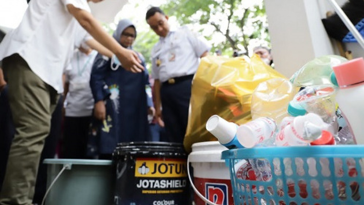 Anies Baswedan Menilai Jakarta Recycling Center Jadi Paradigma Baru Pengelolaan Sampah
            - galeri foto