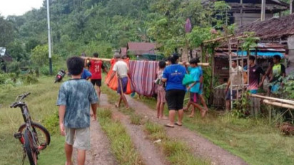 Akses Jalan Rusak Parah, Korban Kecelakaan Kerja di Desa Kinatang Ditandu Lewati Sungai 