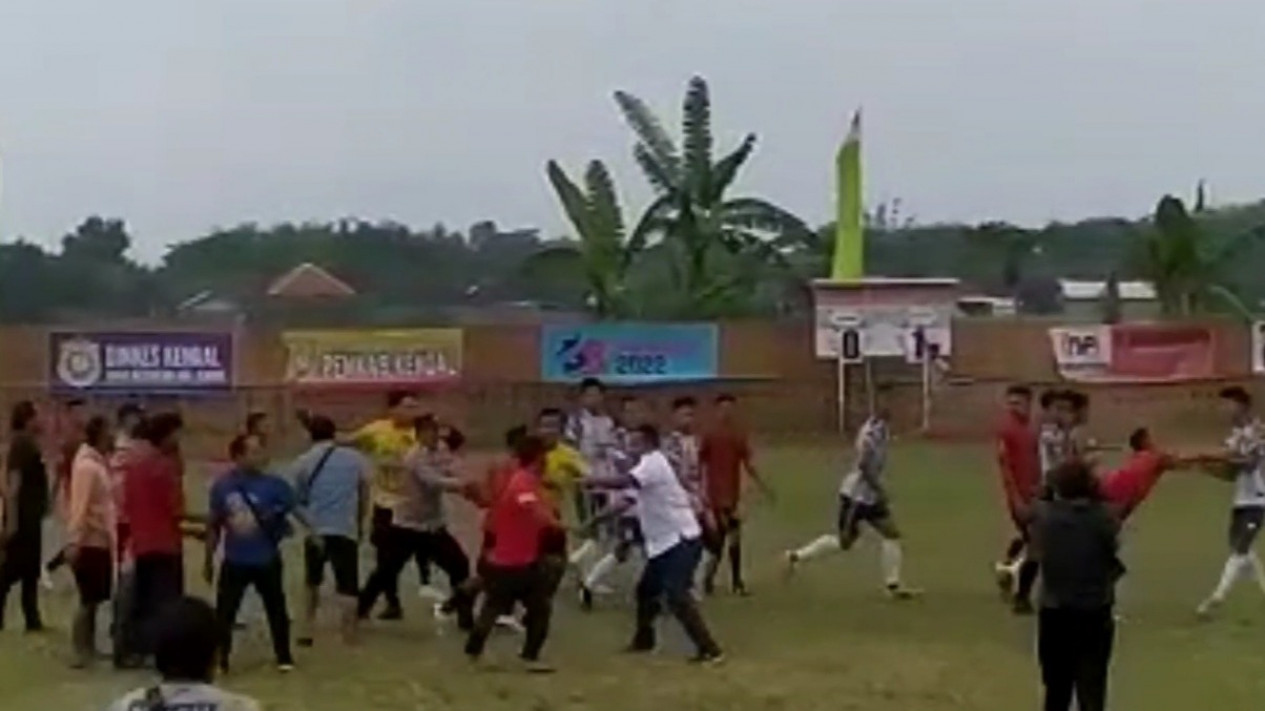 Bola Ricuh Lagi, Penonton Masuk Lapangan di Laga Askab PSSI Kendal
            - galeri foto