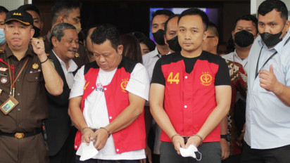 Kenakan Rompi Merah di kejagung, Sopir Keluarga Ferdy Sambo Kuat Maruf Tertunduk Lesu