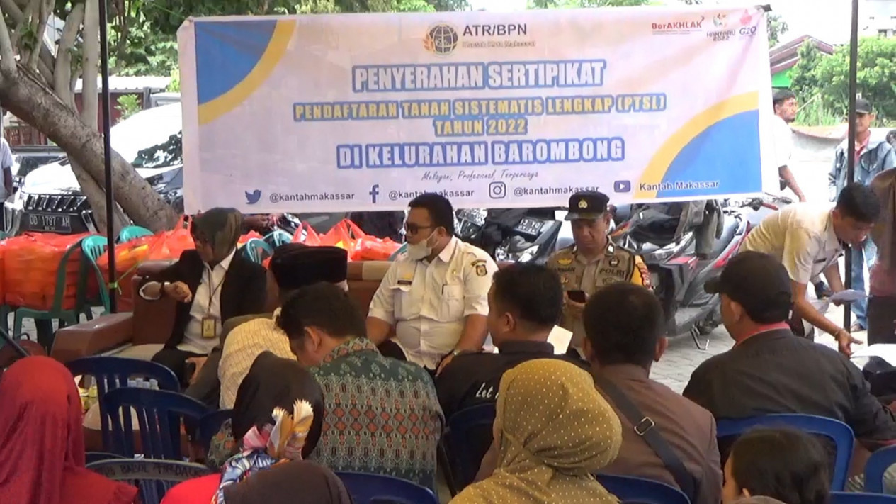 Warga Kecewa saat Pembagian Sertifikat Gratis dari BPN Kota Makassar Namanya Tidak Disebut, Padahal Sudah Bayar Jutaan Rupiah
            - galeri foto