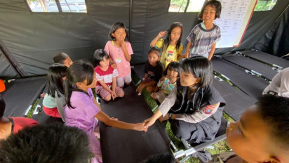 Polisi Beri Trauma Healing Kepada Korban Gempa Tapanuli Utara