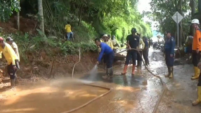 Curah Hujan Tinggi, Tebing 15 Meter Ambrol Timbun Jalan Provinsi di Sumedang